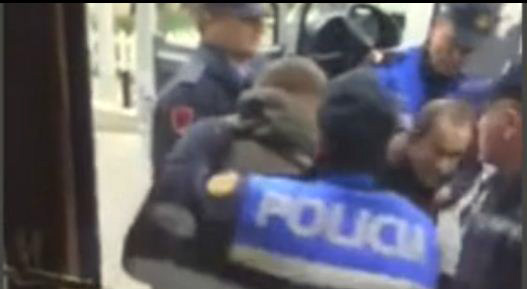 VIDEO/ Policia që duam… të kap e flak si leckë…