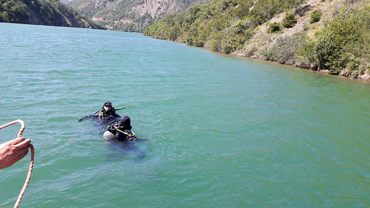 Vlorë, 5 palombarë nxjerrin nga Vjosa pas 4 orësh 27-vjeçarin e mbytur