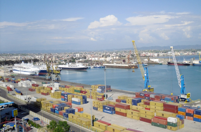 Kriza, tragetet në 6-muaj 4 për qind më pak udhëtarë