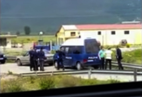 VIDEO/ Sherr në Gjirokastër, policët e rendit përplasen fizikisht me kolegët e FNSH-së