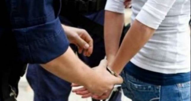 Serial hajdutja nga Lushnja arrestohet në Fier, vidhte telefona dhe çanta