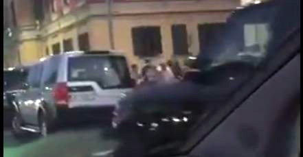 VIDEO/ Autokolona e luksit e oligarkëve të PS-së…, paradë arrogance, bllokon edhe trafikun…!