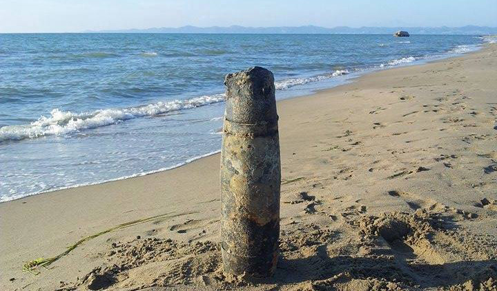 FOTO LAJM/ Surprizë…, një predhë e pashpërthyer “bën plazh” në Durrës