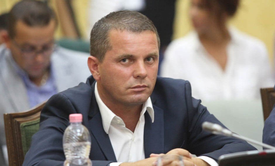 Armando Prenga rikthehet në Parlament