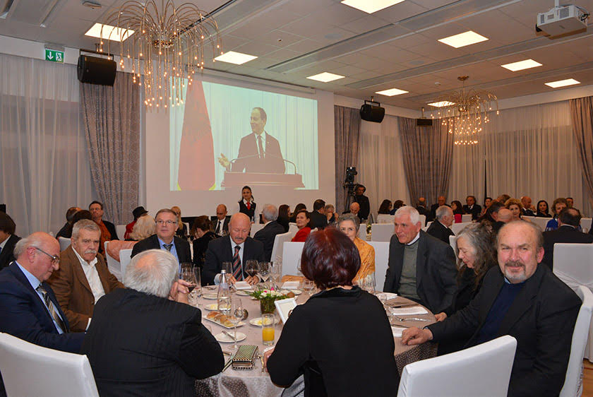 FOTO/ “Jepuni njerëzve shpresë, ju jeni qirinj që nuk fikeni kurrë”, dekorimet nga kreu i shtetit në mbrëmjen e kulturës shqiptare