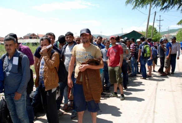 1200 refugjatë zhvendosen me autobusë në kufi me Shqipërinë