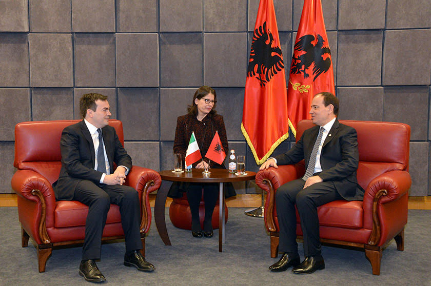 Presidenti Nishani pret  Zv/Ministrin e Jashtëm italian: Projekti europian më i rëndësishmi për Shqipërinë