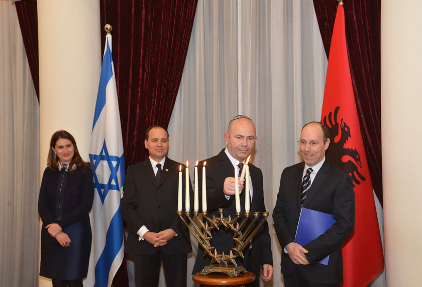 Nishani dhe Zonja e Parë festojnë Hanukan e hebrenjve