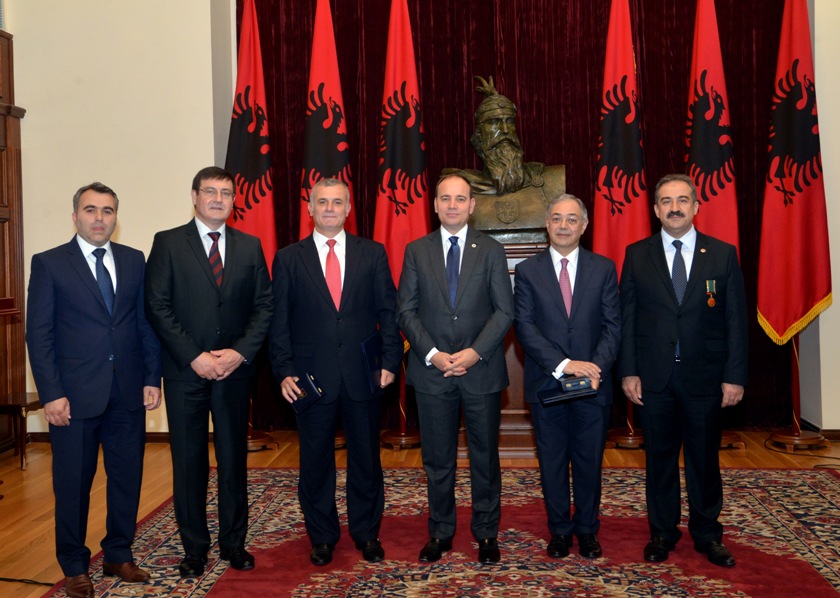 FOTO/ Presidenti Nishani dekoron Presidentin e Gjykatës Evropiane të Audituesve, Caldeira dhe Kryetarin e KLSH-së, Leskaj
