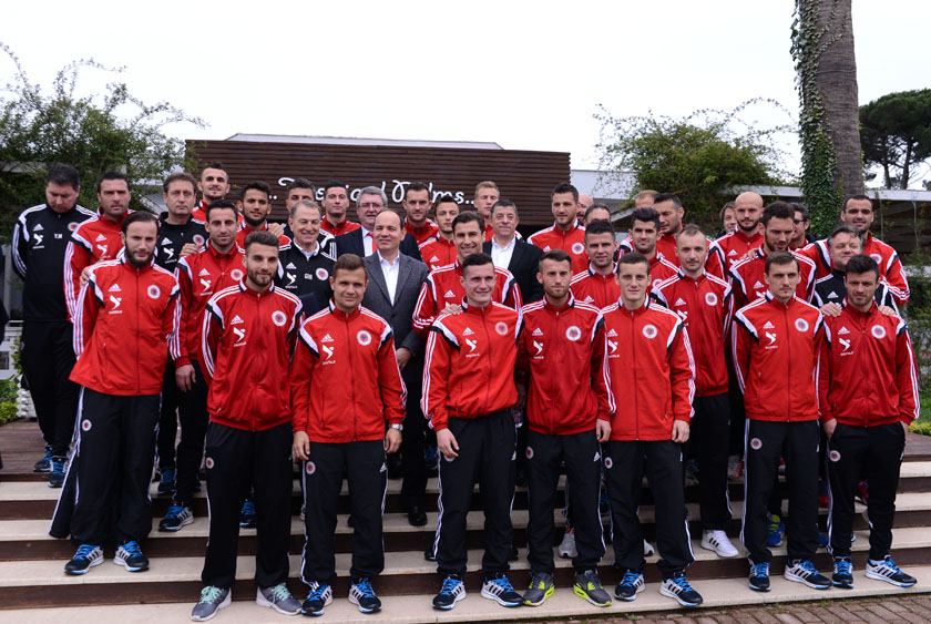 Presidenti Bujar Nishani vlerëson Ekipin Kombëtar të Futbollit me Dekoratën “Nderi i Kombit”