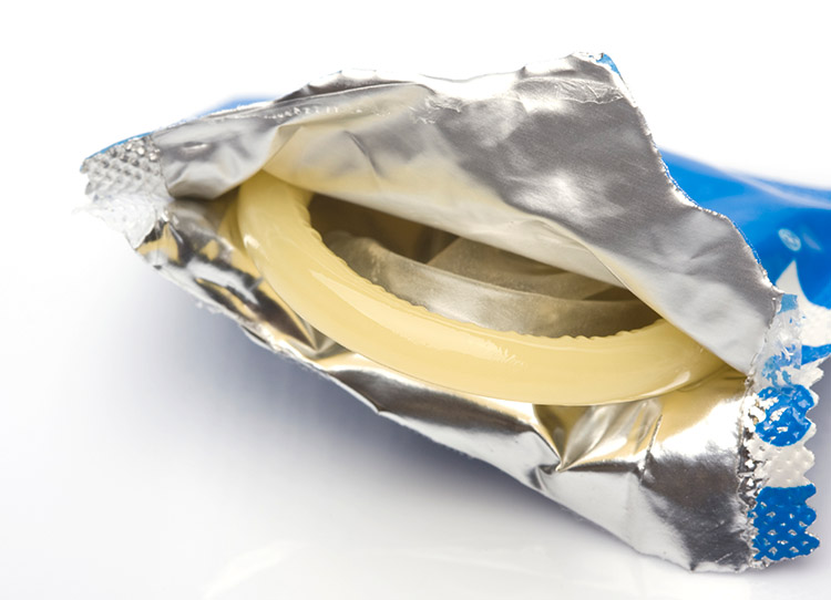 FOTO/ Mamaja i dhuron të birit një prezervativ, por bën një gabim të madh