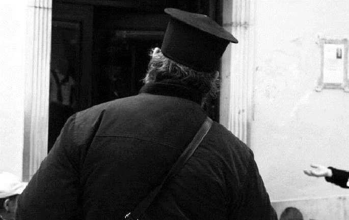 SKANDAL/ Greqi, shqiptarja dërgoi djalin 5 vjeç të kënaqte epshet seksuale të priftit