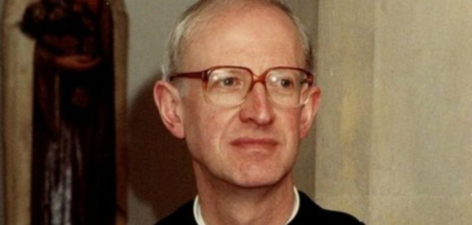 Prifti i akuzuar për përdhunim të të miturve dëbohet nga Kosova, arrestohet në Britani