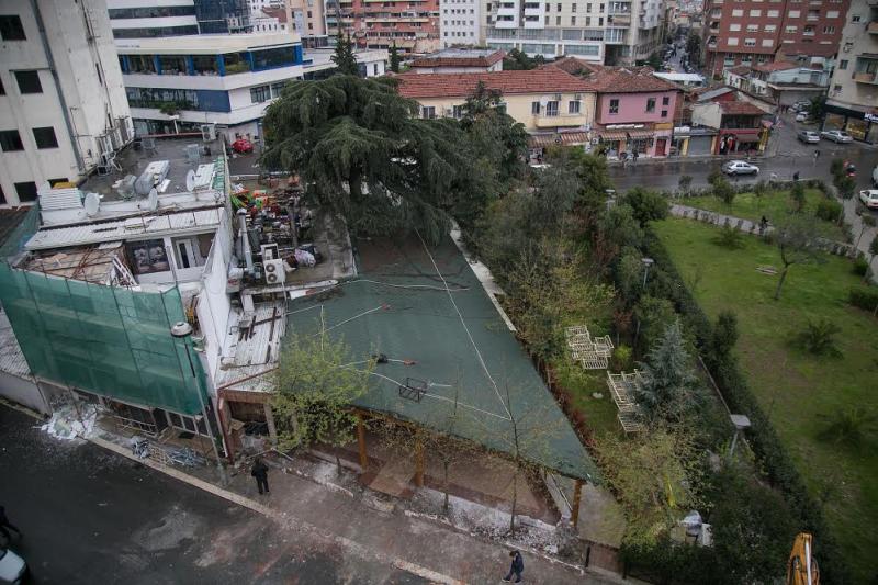 FOTO/Prishet ndërtesa në qendër të Tiranës