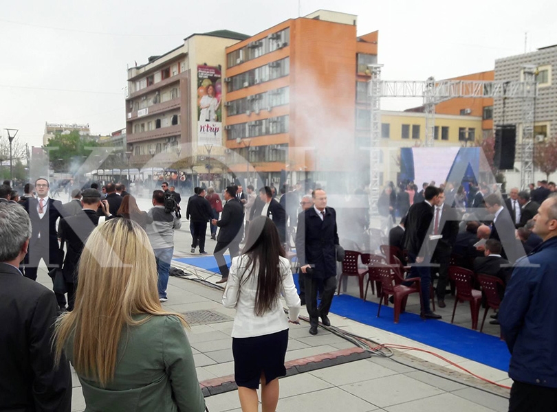 Thaçi nis punën si President mes gazit lotsjellës, guerilët e Vetvendosjes sulmojnë të ftuarit