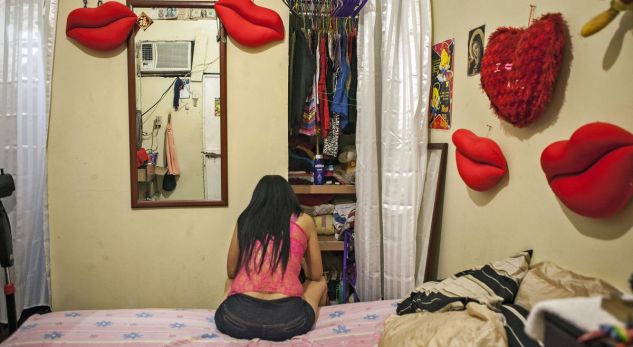 HISTORIA/ Si e shfrytëzoi për prostitutë 21 vjeçaren nga Elbasani në shtëpi bashkë me gruan