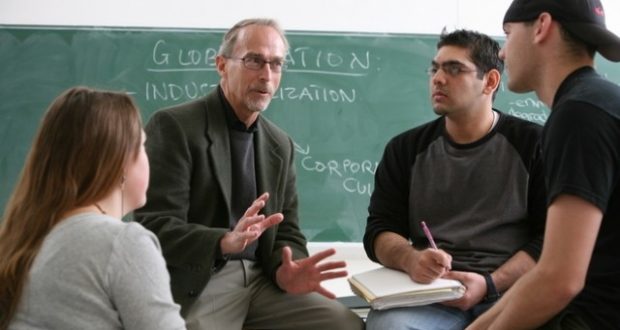 Kur e pyetën profesorin përse kurrë nuk është martuar: Përgjigjja e tij i la të habitur!