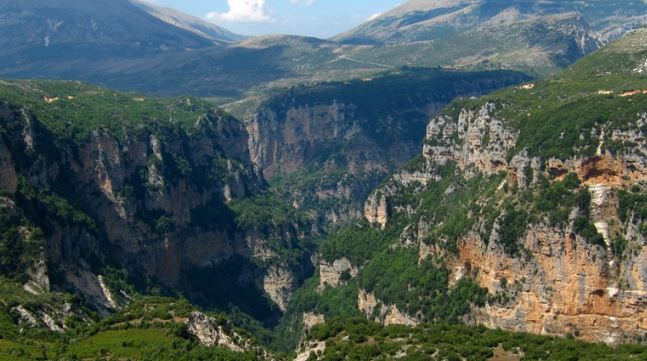 Dy oficerë policie në Tepelenë, bllokohen në shkëmbinj