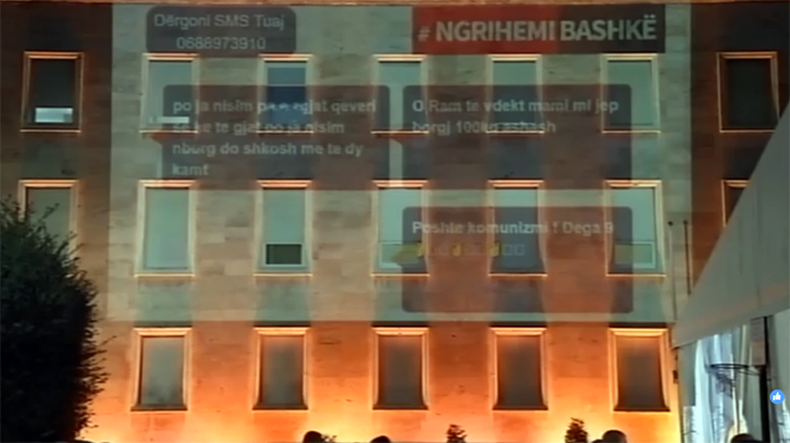 FOTO LAJM/ “Poshtë komunizmi” në fasadën e Kryeministrisë