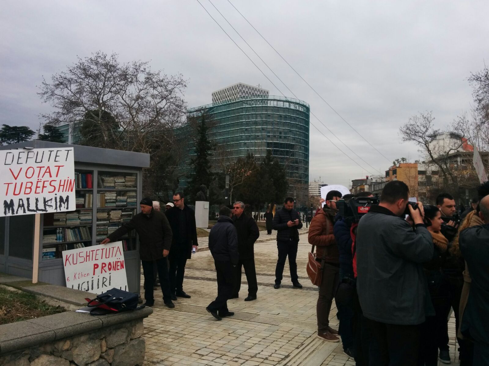 PROTESTA/Pronarët: Deputet, votat t’u bëfshin mallkim!