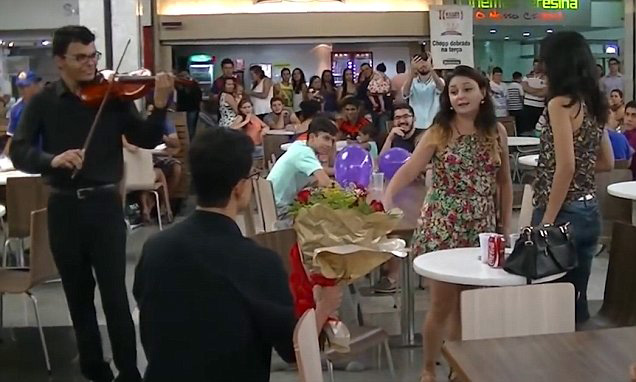 VIDEO/ Ju ul në gjunjë të dashurës në mes të turmës dhe i propozoi për martesë, por…