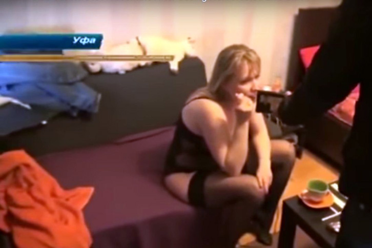 VIDEO/ Burri mëson nga lajmet në TV se e ka gruan prostitutë