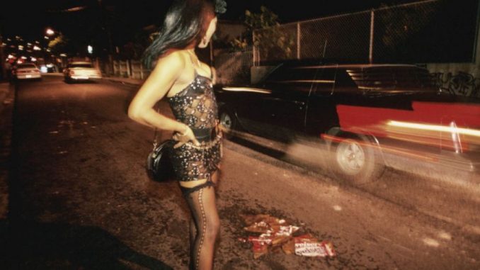 Shqiptarët martohen me prostituta për tu bërë “qytetarë” të Europës