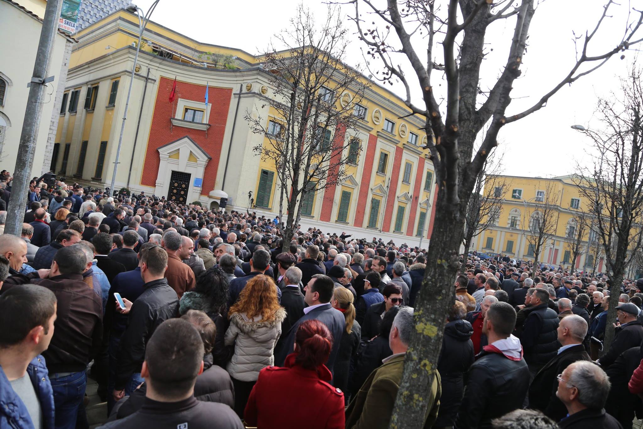 “Qytetarët t’u rezistojnë me forcë dhunuesve, plaçkitësve, kjo është e vetmja rrugë”