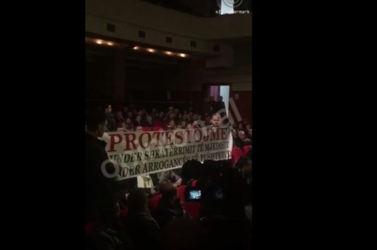 VIDEO/ Dako shpjegon punimet për ‘Velieren’, qytetarët i prishin takimin