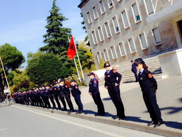 Të larguarit nga puna sulmojnë me vezë kryeministrinë