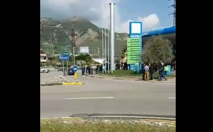 VIDEO GALERI/ protestuesit grumbullohen edhe te mbikalimi Teknologjikes dhe rrethrrotullim Bradasheshit