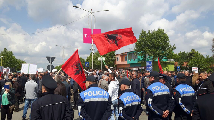 VIDEO/ Fillon bllokimi i rrugëve, policë të shumë përballë protestuesve paqësorë