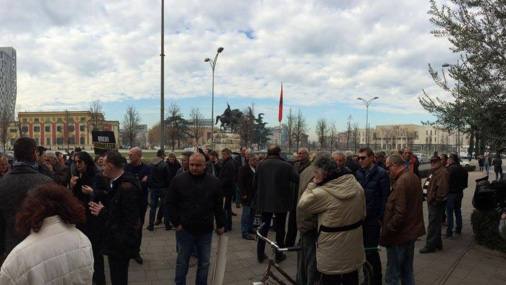 Tiranë, protesojnë para bashkisë të sharkuarit nga puna