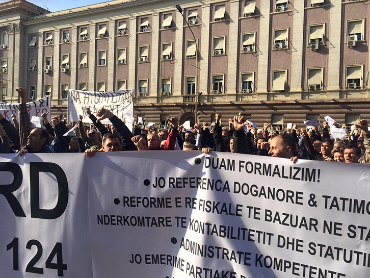 FOTO/ Tregtarët shpërthejnë në protesta: Po heqin tregjet për të hapur vetë outlet