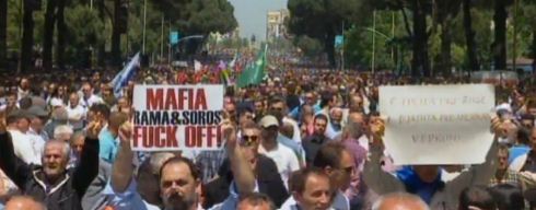 FOTO/ Protestuesit “qajnë” Kryeministrinë: Ndjesë pastë