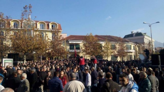 BERAT, E RRALLË/Qeveria blen autubusët për të bllokuar protestën