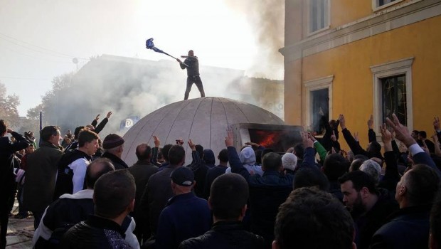 Pse iku në Francë kryetari i partisë