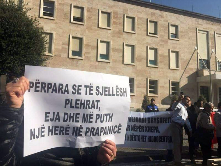 FOTO LAJM/ Rinisin protestat antiplehra…, për kë është ky mesazh me “puthje”