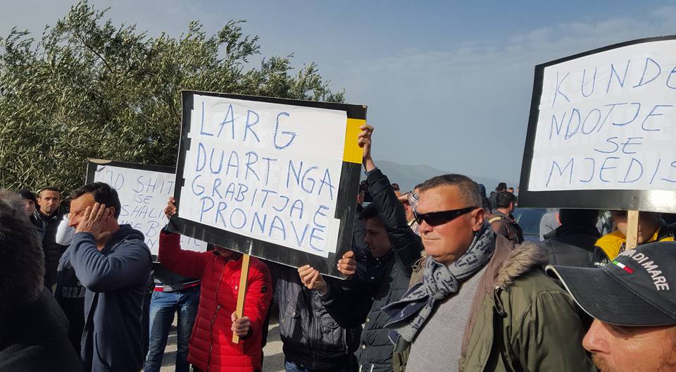 FOTO/ Banorët e Orikumit në protestë ndaj Koço Kokëdhimës, bllokojnë rrugën Vlorë-Sarandë
