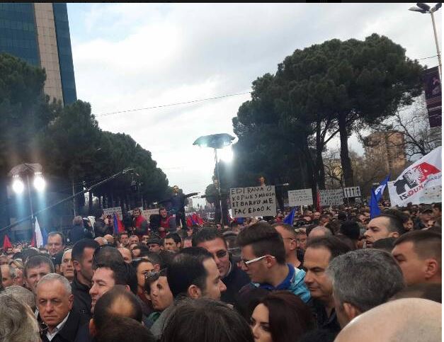 “Kopuku” Rama ikën nga zyra dhe futet në Facebook; Mesazh dhe video për protestuesit