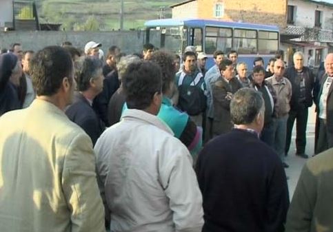 Punonjësit e rafinerisë së naftës në Fier protesta për pagat