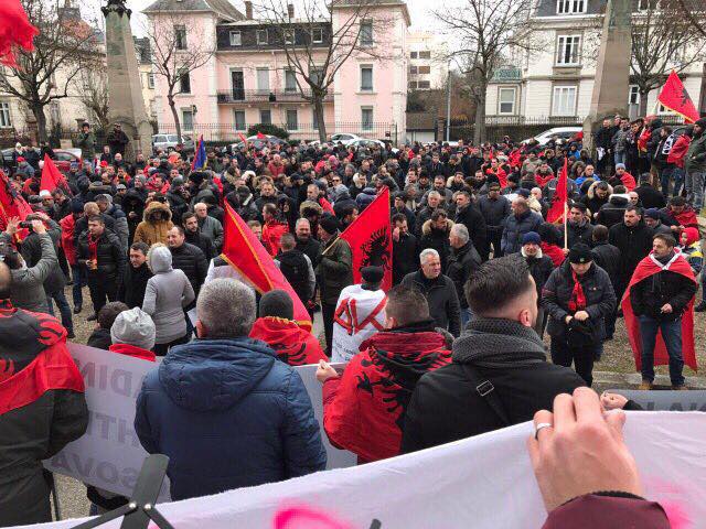“Haradinaj është Kosova”, shqiptarët protestojnë fuqishëm përpara gjykatës në Francë
