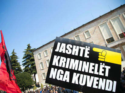 Të rinjtë e PD në protestë, “Meta ik”