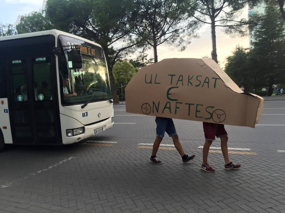 Protestë kundër çmimit të naftës në bulevardin kryesor të Tiranës