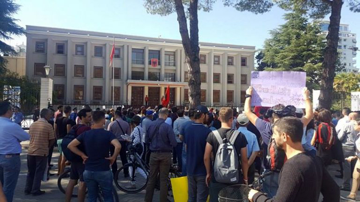 FOTO/ Protestuesit kundër plehrave thirrje Nishanit: Mos e dekreto ligjin!