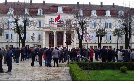 Protestuesit shkodranë tentojnë ta bllokojnë Ramën