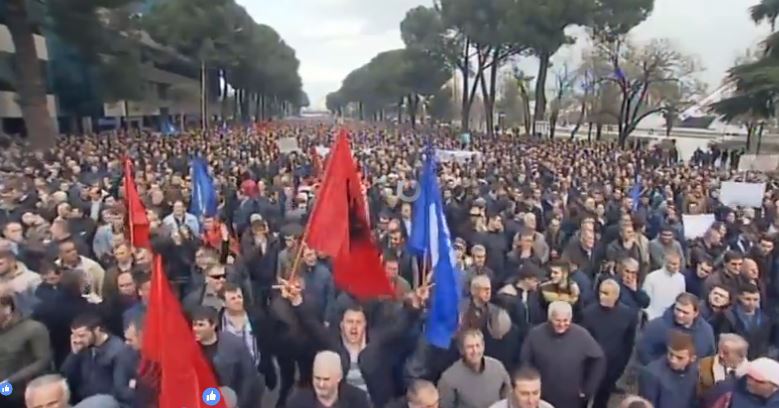 Brunilda më dy fëmijët në podium: Rama cfarë të kemi bërë që na bërë gjithë të këqiat