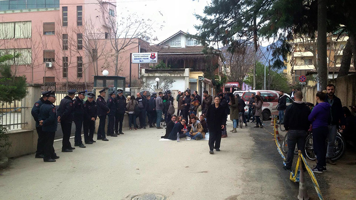 Policia liron disa nga aktivistët e shoqërisë civile