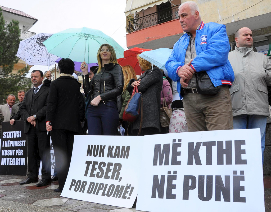 Të larguarit nga puna tentojnë “të pushtojnë” konferencën e Veliajt me donatorët