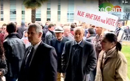 Anëtarët protestojnë para selisë, deputetë e PS hyjnë nga mbrapa në mbledhjen e grupit